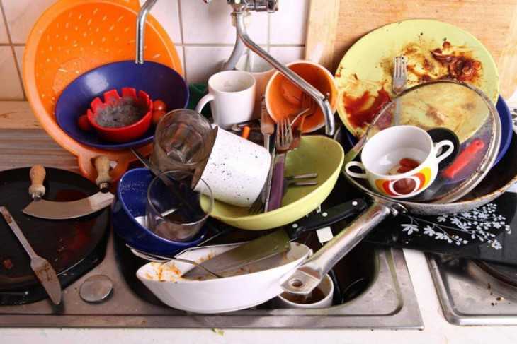 rửa chén đĩa và công cụ nấu 