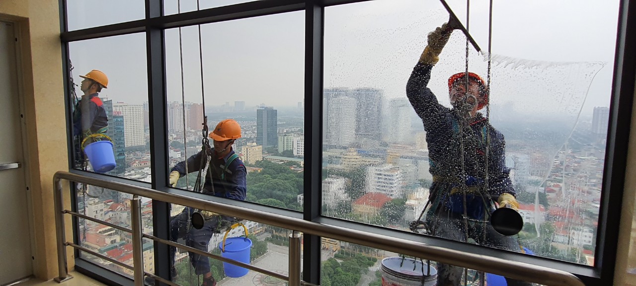 vệ sinh kính ngoài nhà đà lạt