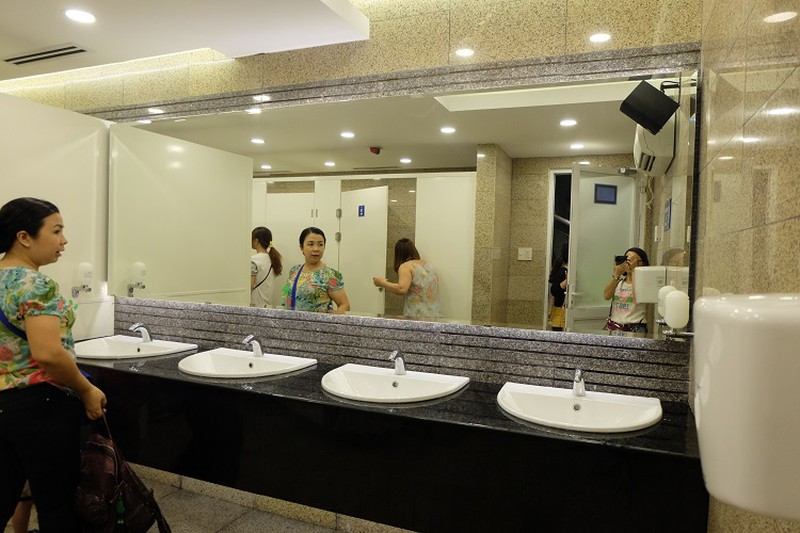 Vệ sinh lavabo và gương